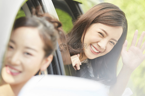 年轻女人自驾游旅行图片