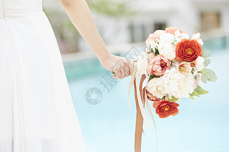 婚礼酒店手拿鲜花的穿婚纱的新娘背景