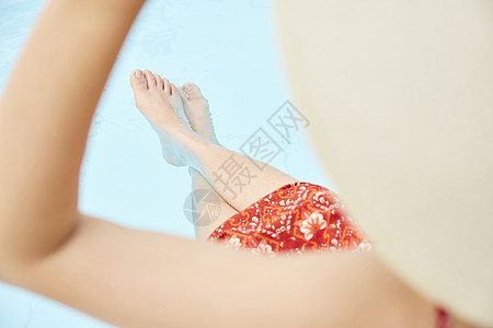 度假旅游的年轻少女腿部图片