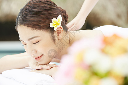 女性spa背部按摩图片素材