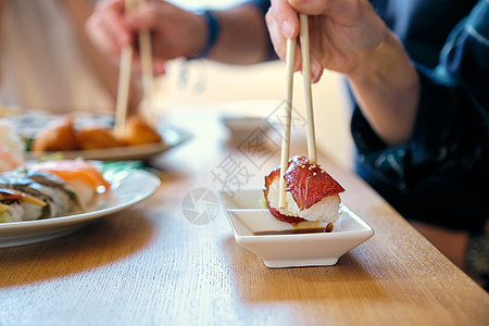 男女完成烹饪寿司餐手图片