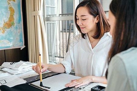 女人上半身指示外国人入境书法经验图片