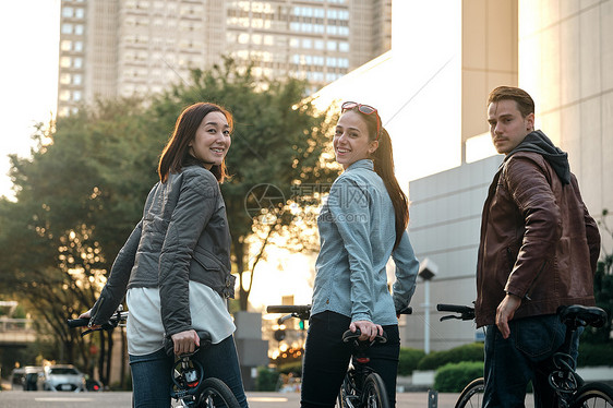 脚踏车20多岁3人外国人入境自行车之旅图片