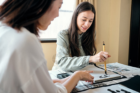 日本人西方人女士外国人入境书法经验图片