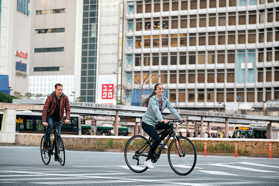 户外建筑乘外国人入境自行车之旅图片