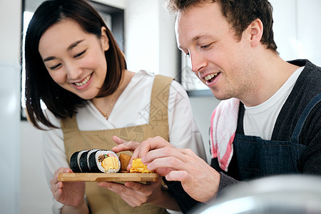 青年男女学习日本寿司制作图片