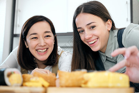 寿司女微笑外国人入境日本烹饪班图片