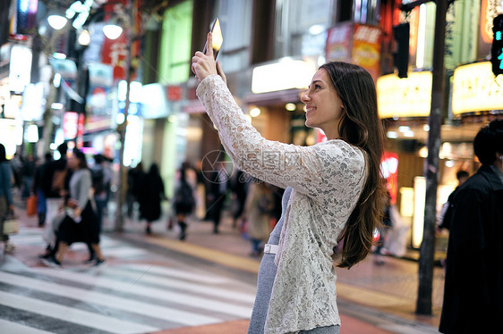 走在这个城市美女拍纪念照外国人入境东京观光摄影图片