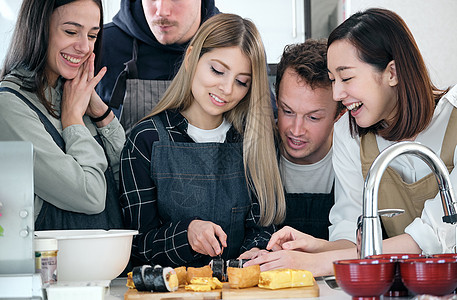 日式料理女士们创建外国人入境日本烹饪班图片