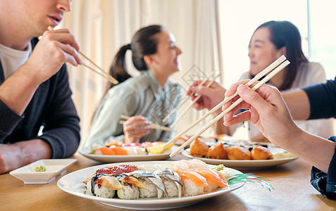 完成享受欣赏外国人入境日本烹饪班餐图片