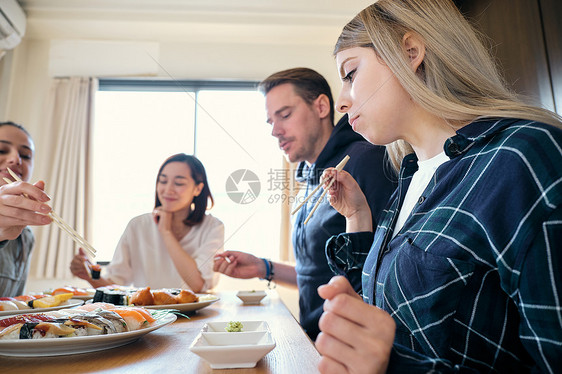 幸福日本菜肴二十多岁外国人入境日本烹饪班餐图片