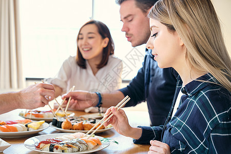 男女享受日本料理图片