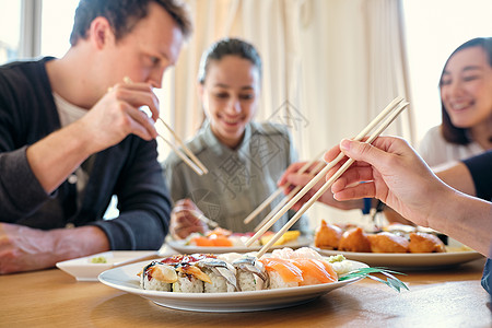 男女享受日本料理图片