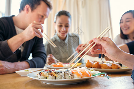 男女享受日本料理图片