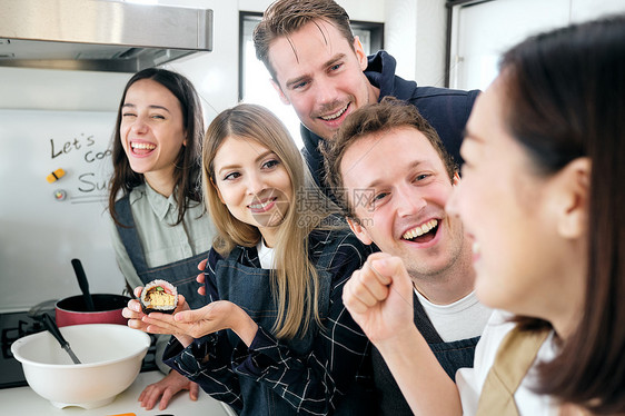 青年人朋友在家一起做饭图片