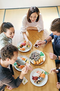 青年人朋友在家一起吃饭图片