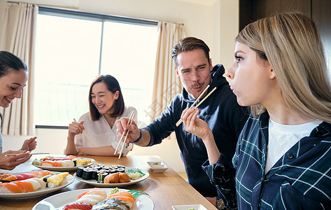 青年人朋友在家一起吃饭图片