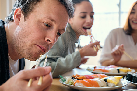 享受美食的外国人图片