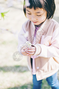 小女孩享受樱花图片