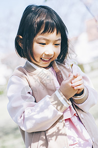 微笑樱花女孩小女孩享受樱花背景