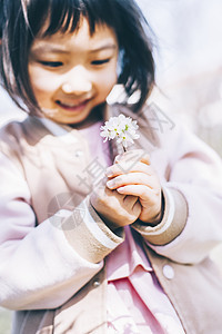 小女孩享受樱花图片