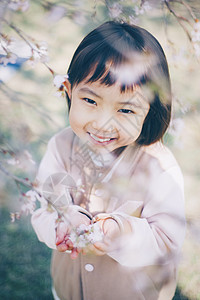 公园赏樱花的小女孩图片