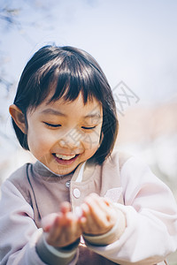 公园赏樱花的小女孩图片