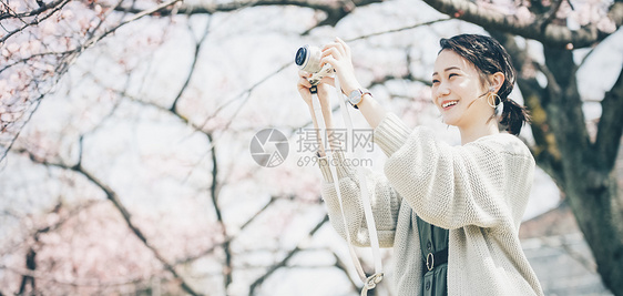 新生活花朵年轻樱花拍照片的春天妇女图片