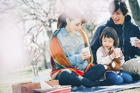 爸爸家族人物樱花春天父母和孩子图片