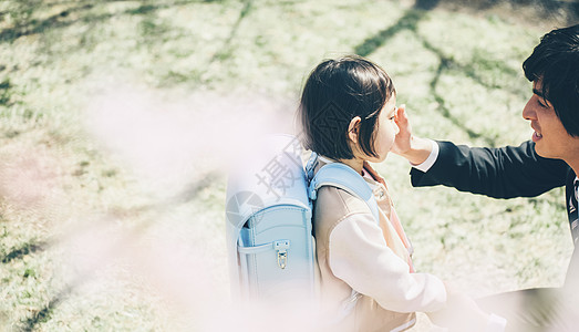 对话女孩坐下樱花春天父母和孩子新的生活图片