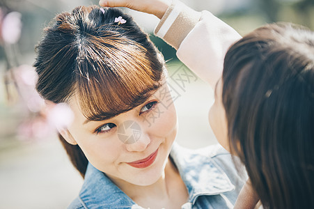 享受樱花的女人图片