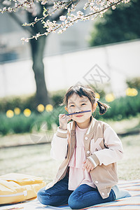 户外野餐画画的小女孩图片