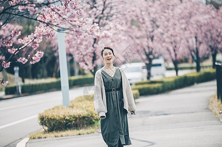 享受樱花的女子图片