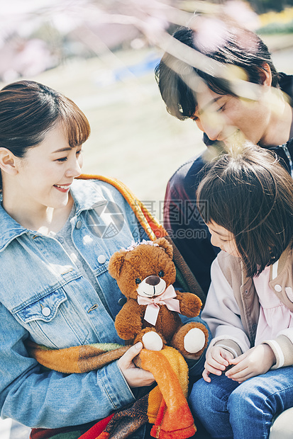 年轻的女孩享受自我女人樱花春天父母和孩子图片