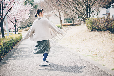 樱桃树欣赏模特春天的女人肖像图片