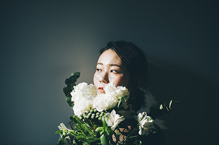 优雅女人手拿花束图片