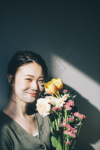 优雅女人手拿花束图片