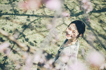 户外赏樱的女人图片