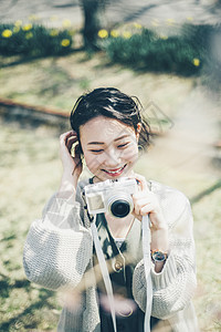 感受春天的女子图片