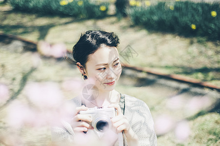 感受春天的女子图片