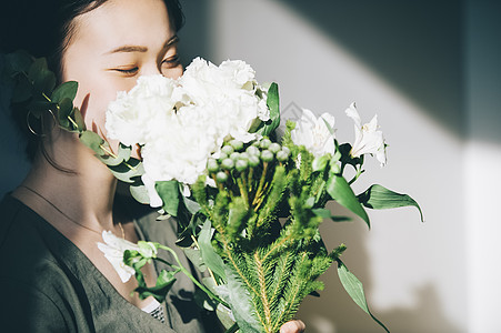 手拿花束的女子图片