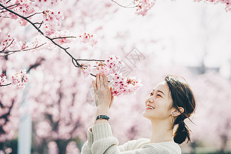 女人户外赏樱图片