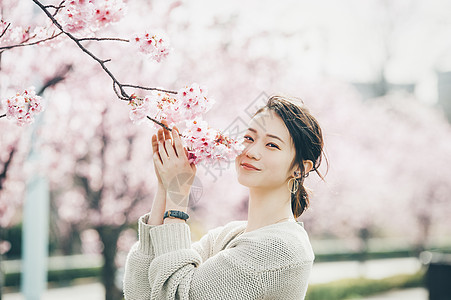 户外享受樱花的女子图片