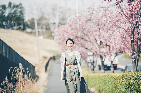 户外享受樱花的女子图片