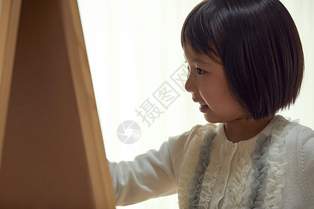 孤独的上课儿童去画架的女孩在客厅图片