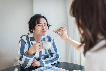 高兴生机勃勃放松的夫妇生活方式茶时间图片