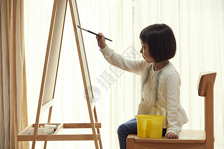 三岁画图5岁坐在画架前面的女孩在客厅图片