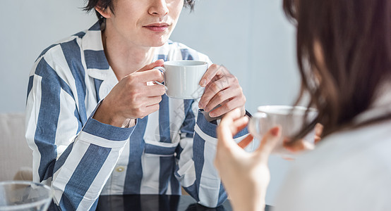 亚洲早晨婚姻夫妇生活方式茶时间图片