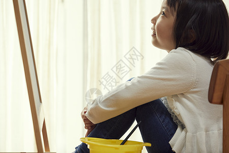 幼儿1人5岁坐在画架前面的女孩在客厅图片