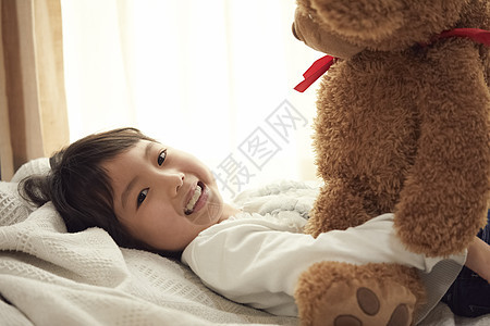 单人亲密朋友户内睡觉与一头大熊的女孩在床上图片